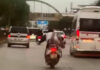 Adana’da motosikletlinin tehlikeli yolculuğu kamerada