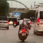 Adana’da motosikletlinin tehlikeli yolculuğu kamerada