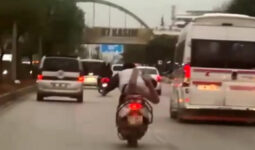 Adana’da motosikletlinin tehlikeli yolculuğu kamerada