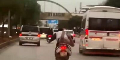 Adana’da motosikletlinin tehlikeli yolculuğu kamerada