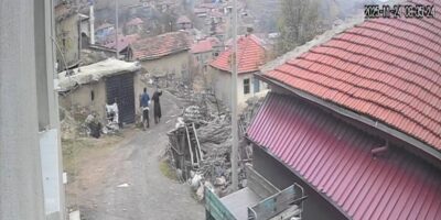 Afyonkarahisar’da ‘pes’ dedirten görüntü: Yerde yatan karısının kafasına tekme attı