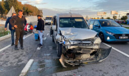 Antalya’da arızalanan park halindeki otomobile hafif ticari araç çarptı