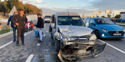 Antalya’da arızalanan park halindeki otomobile hafif ticari araç çarptı