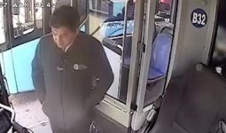 Antalya’da otobüste unutulan içinde 4 bin euro olan çantanın başında nöbet tuttu
