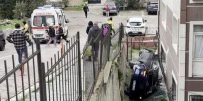 Avcılar’da ehliyetsiz sürücünün aracı bahçeye uçtu