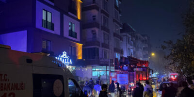 Batman’da cinnet getiren şahıs evinin eşyalarını sokağa fırlattı
