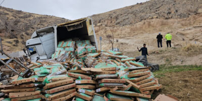 Bitlis’te tavuk yüklü tır kaza yaptı, koliler etrafa dağıldı