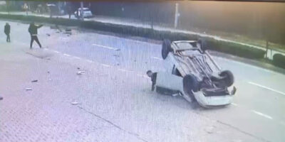Bursa’da birden fazla takla atan otomobilden burnu kanamadan çıktı
