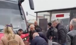 Bursa’da raylarda geçmek isteyen adama tramvay çarptı