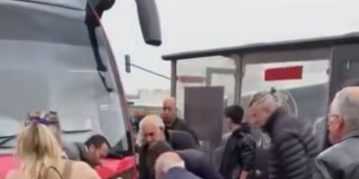 Bursa’da raylarda geçmek isteyen adama tramvay çarptı