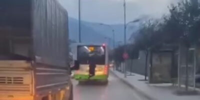 Bursa’da trafikte tehlikeli anlar kamerada
