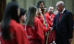 Cumhurbaşkanı Erdoğan, Külliye’de sporcuları kabul etti