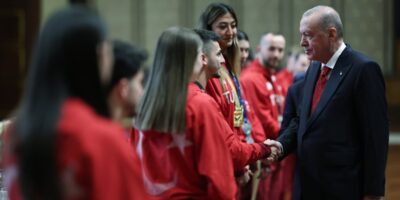 Cumhurbaşkanı Erdoğan, Külliye’de sporcuları kabul etti