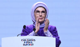 Emine Erdoğan, dijital çağ konusunda uyarıyor: Yetişkinler ekrana gömüldükçe çocuklar da aynısını yapıyor