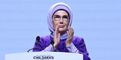 Emine Erdoğan, dijital çağ konusunda uyarıyor: Yetişkinler ekrana gömüldükçe çocuklar da aynısını yapıyor