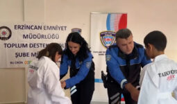 Erzincan’da polisten öğrencilere tekvando kıyafeti sürprizi