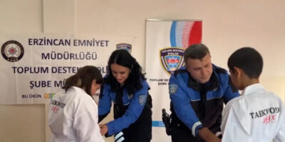 Erzincan’da polisten öğrencilere tekvando kıyafeti sürprizi
