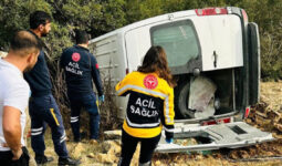 Gaziantep’te tarım işçlerini taşıyan minibüs şarampole uçtu: 1 ölü, 3 yaralı