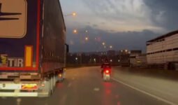 Hatay’da fırtınada motosikletliye yardım etti
