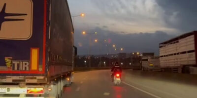 Hatay’da fırtınada motosikletliye yardım etti