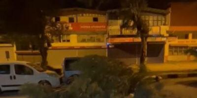 Hatay’da kuvvetli rüzgar çatıları uçurdu