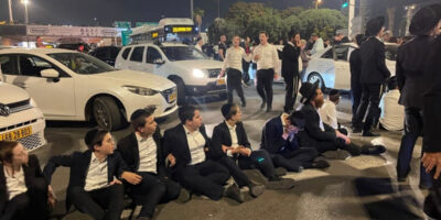İsrail’de askerlik karşıtı protestoya araçlı saldırı