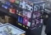 İstanbul’da bir zincir markette hırsızlık: Vitrindeki cep telefonunu böyle çaldı