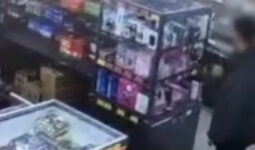 İstanbul’da bir zincir markette hırsızlık: Vitrindeki cep telefonunu böyle çaldı