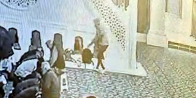 İstanbul’da camide namaz kılanların çantalarını çalan şüpheli kamerada
