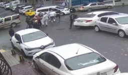 İstanbul’da hasarlı trafik kazasının yumruklu kavgaya dönüştüğü anlar kamerada