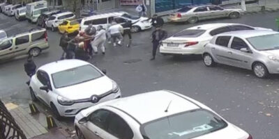 İstanbul’da hasarlı trafik kazasının yumruklu kavgaya dönüştüğü anlar kamerada