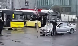 İstanbul’da otobüs durağında havaya ateş açtı: Arkadaşına cep telefonuyla kaydettirdi