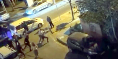 İstanbul’da sokak ortasında tekme ve yumruklu kavga kamerada