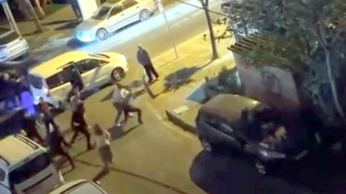 İstanbul’da sokak ortasında tekme ve yumruklu kavga kamerada İstanbul’da sokak ortasında tekme ve yumruklu kavga kamerada