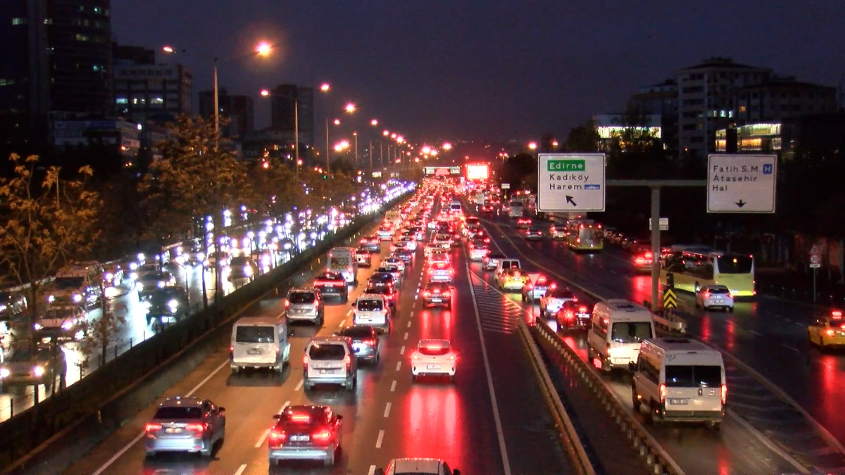 İstanbul’da trafik yoğunluğu oluştu İstanbul’da trafik yoğunluğu oluştu