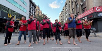 İzmir Büyükşehir Belediyesi işçilerinden çıplak ayaklı eylem