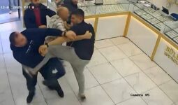 İzmir’de kuyumcuların ‘müşteri’ kavgası kamerada