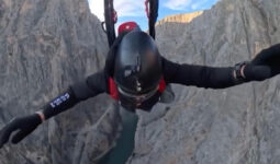Karanlık Kanyon’da nefes kesen base jump atlayışı