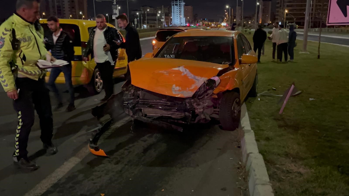 Kayseri’de alkollü sürücü kaza yaptı: Gazeteci çekerse alkolmetreyi üflemem Kayseri’de alkollü sürücü kaza yaptı: Gazeteci çekerse alkolmetreyi üflemem