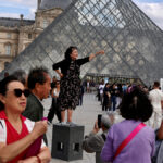 Louvre Müzesi’ne bu sefer de su sızıntısı darbesi: Nadir kitaplar zarar gördü