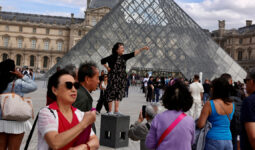 Louvre Müzesi’ne bu sefer de su sızıntısı darbesi: Nadir kitaplar zarar gördü