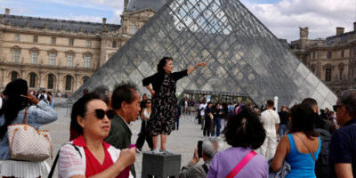 Louvre Müzesi’ne bu sefer de su sızıntısı darbesi: Nadir kitaplar zarar gördü