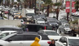 Muğla’da sağanak yağış sokakları göle çevirdi: Araçlar yolda kaldı