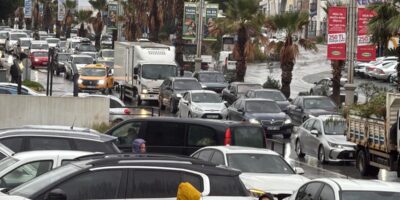 Muğla’da sağanak yağış sokakları göle çevirdi: Araçlar yolda kaldı