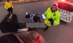 Muş’ta trafik polisi soğuktan elleri titreyen kuryeye eldivenlerini verdi