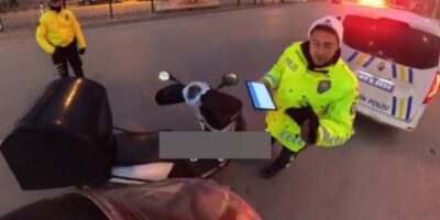 Muş’ta trafik polisi soğuktan elleri titreyen kuryeye eldivenlerini verdi