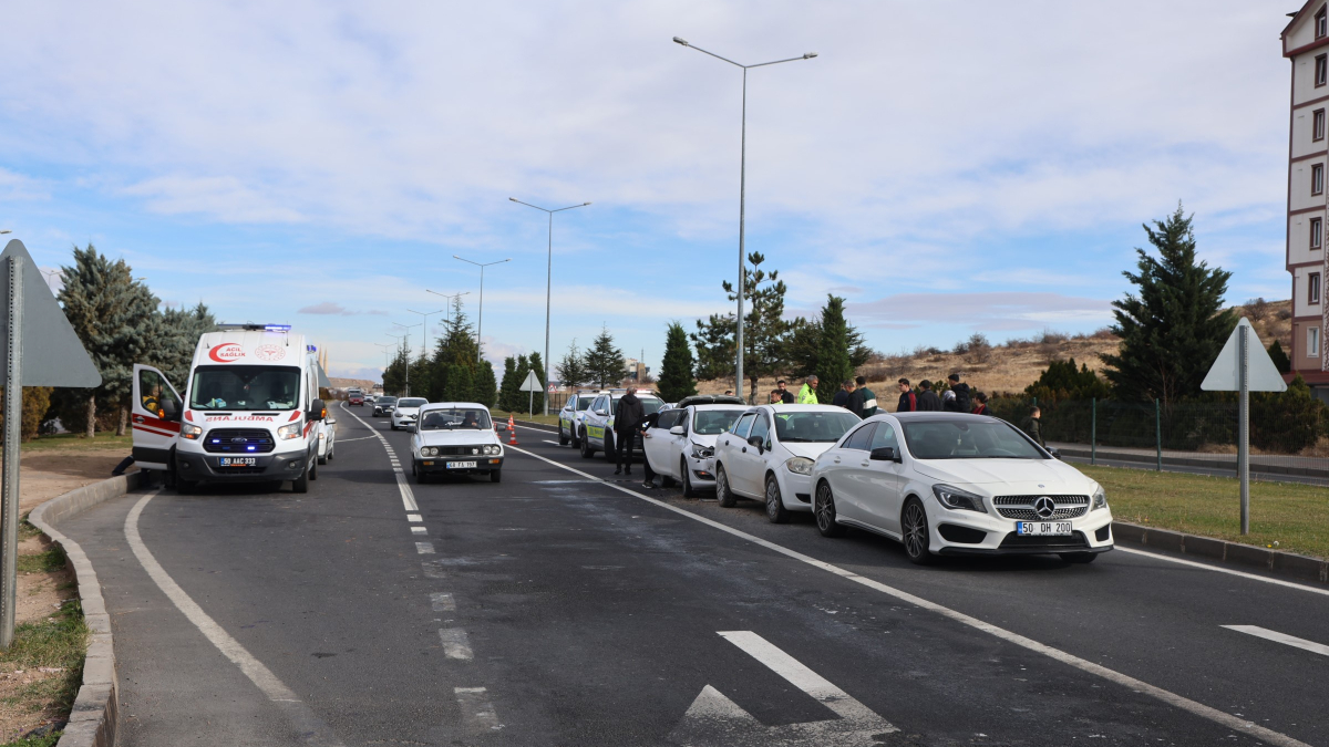 Nevşehir’de 4 otomobil birbirine girdi: 2 yaralı Nevşehir’de 4 otomobil birbirine girdi: 2 yaralı