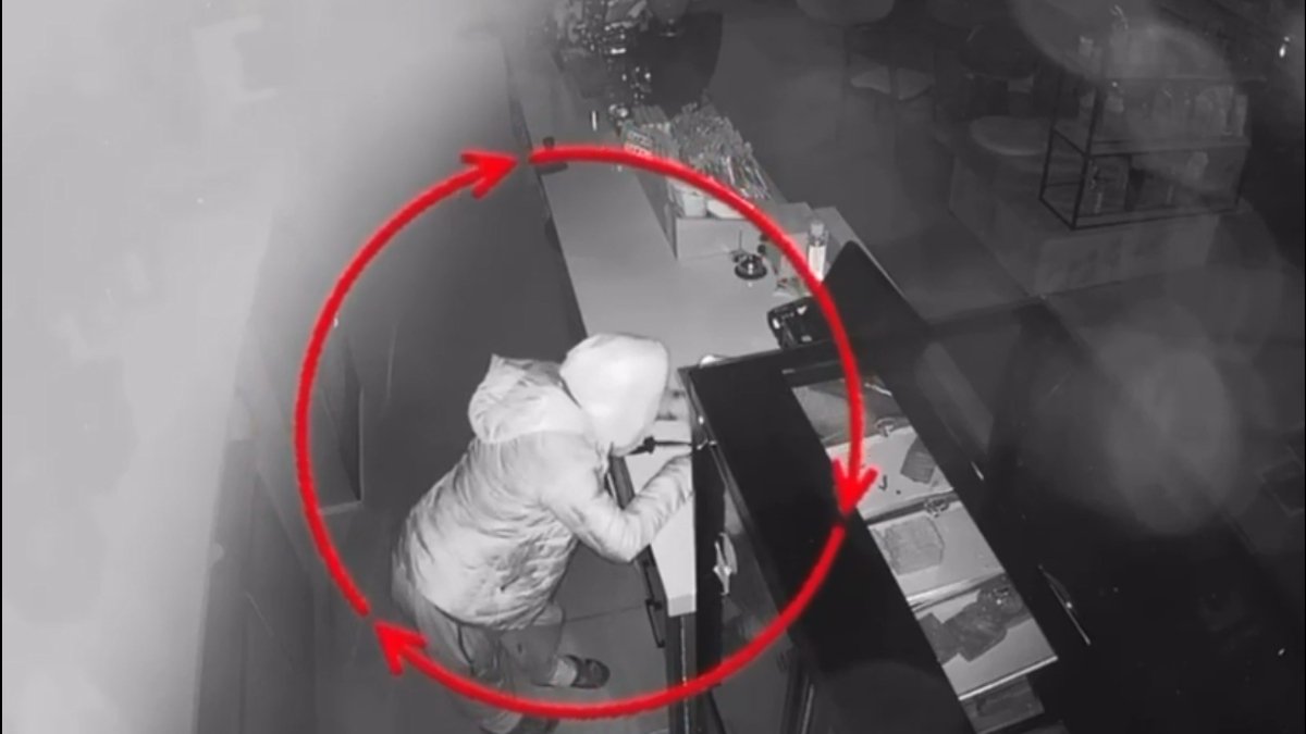 Osmaniye’de sadaka kutusunu çalan şüpheli yakalandı: O anlar kamerada Osmaniye’de sadaka kutusunu çalan şüpheli yakalandı: O anlar kamerada