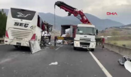 Osmaniye’de yolcu otobüsü tıra çarptı