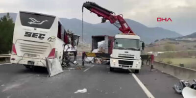 Osmaniye’de yolcu otobüsü tıra çarptı